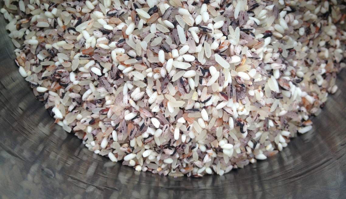 Mezza ciotola di riso di produzione biologica di diversi tipi: bianco, integrale, selvaggio, nero, a chicchi di dimensione variabile. Copyright foto: Jing